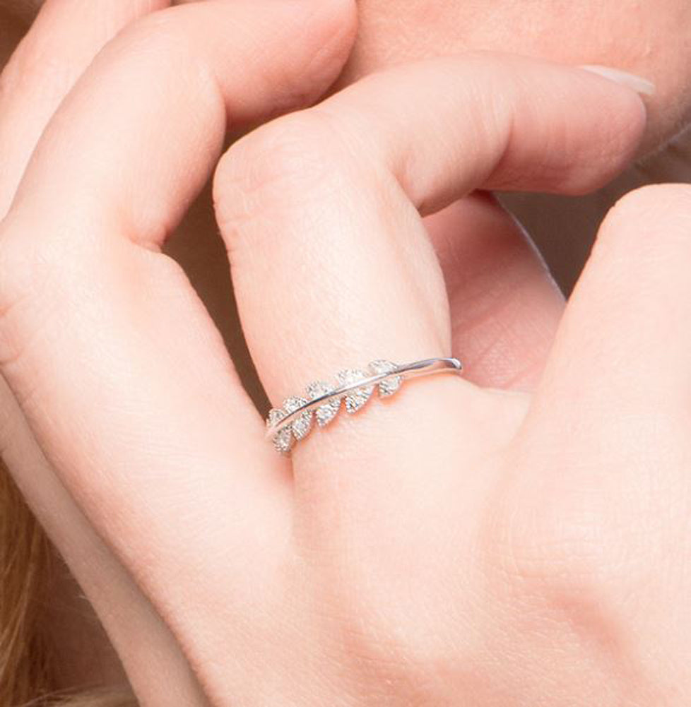 10k White Gold Vintage Style Diamond Wedding Band (0.08 cttw, H-I Color, I1-I2 Clarity)